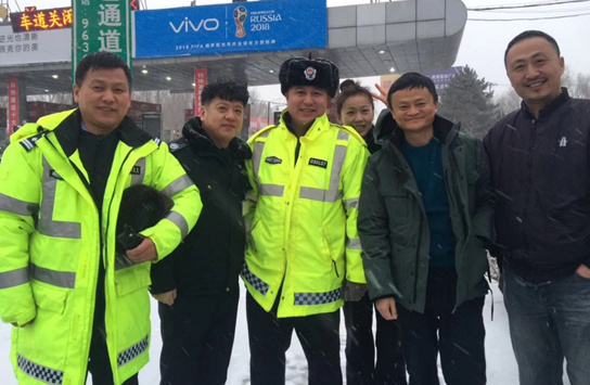 交警全警取消休假暴雪天執勤 馬云搖下車窗向交