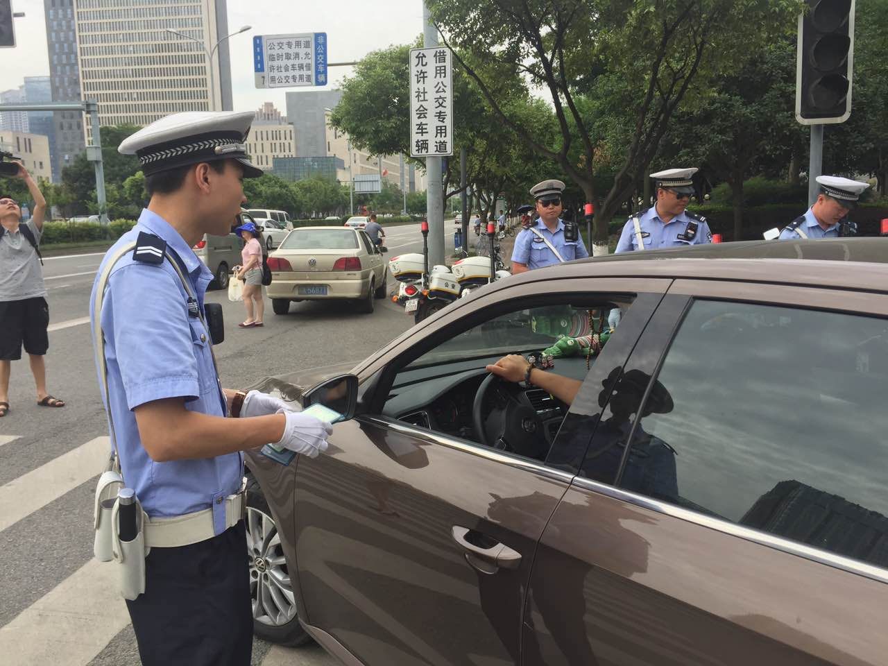 車貼“內涵段子”將記3分罰款200元