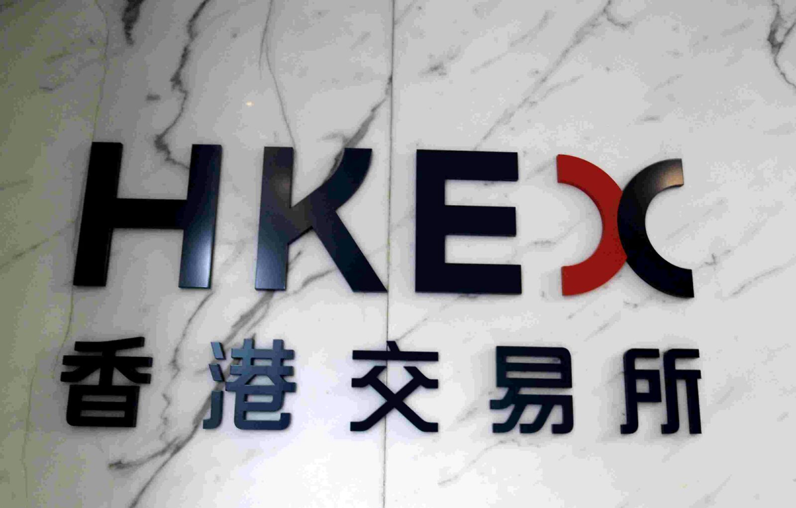 港股收評：港股挫275點成交過千億騰訊插近5%