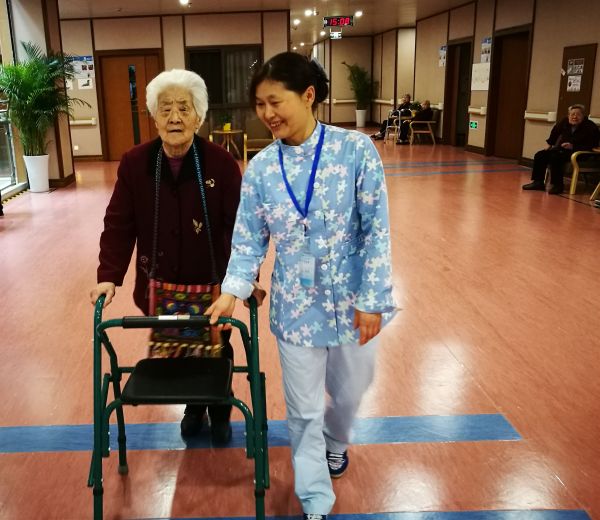 資料圖片：護理員正扶持老人進行行走康復訓練。新華社記者 董小紅 攝