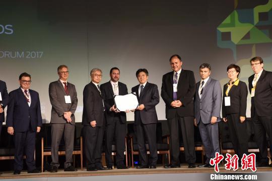 圖為中國駐巴西大使李金章(右五)與巴方政要出席啟動儀式?！∧尚?攝