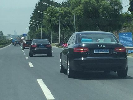 “公車私用”終極版：公車牌奧迪成婚車 揭秘背后故事！