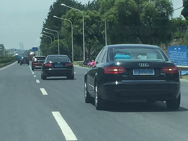 “公車私用”終極版：公車牌奧迪成婚車 揭秘背后故事！