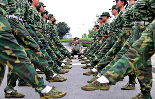 <b>軍訓(xùn)手殘黨福音：“疊被神器”走紅　60秒疊出“豆腐塊”</b>