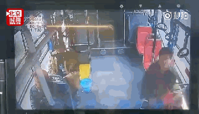 <b>公交車內國歌響起　海龜小伙放下手機起立致意</b>
