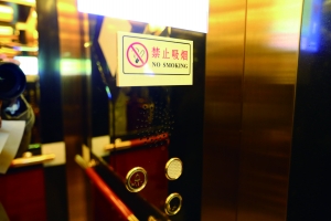 勸阻老人吸煙起爭執，老人心臟病發猝死家屬索賠40萬