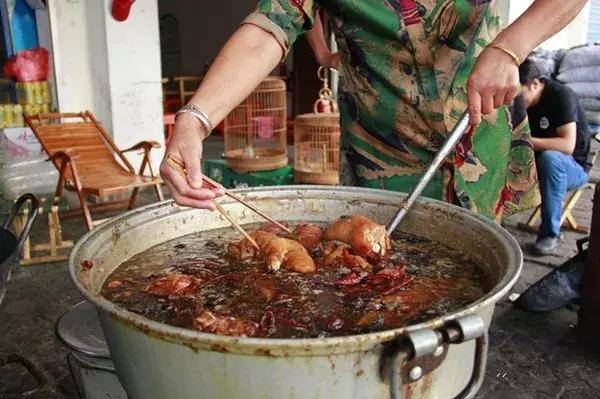 大媽賣豬蹄，10年沒漲價 為何如今能夠月入3萬？