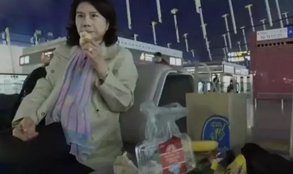 富而不奢！任正非食堂排隊打飯，董明珠獨自一