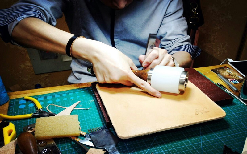大學(xué)生創(chuàng)業(yè)“私人定制”，制作手工皮包月入上萬