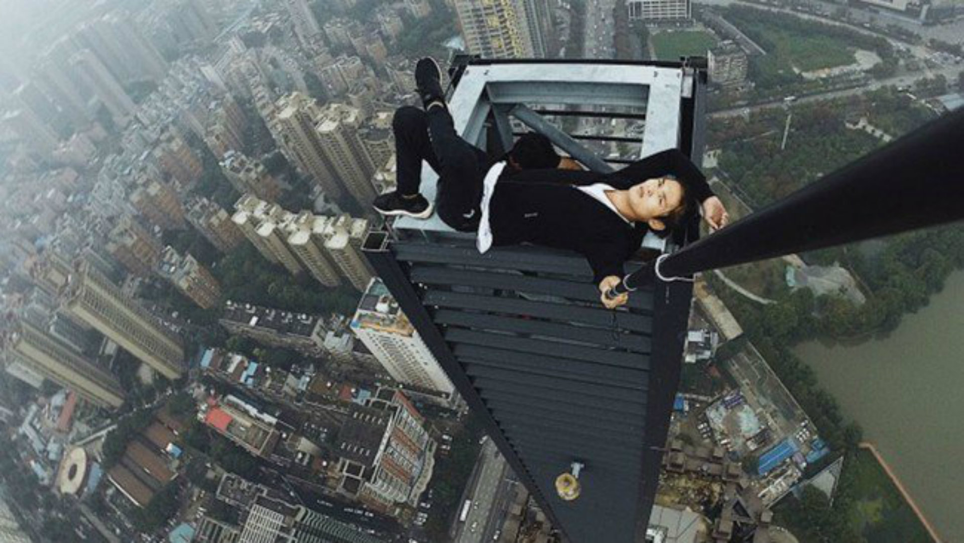 極限挑戰第一人墜亡 人民日報：帶血的錢不能賺
