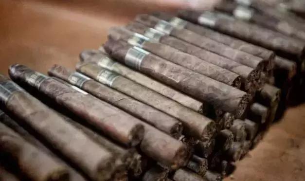 創業資訊：賣煙草開銀行！祖籍泉州，他們卻是