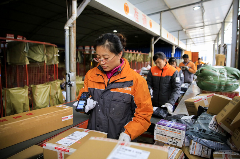 十家快遞企業表示今年春節期間不打烊！快遞員會怎樣選擇？
