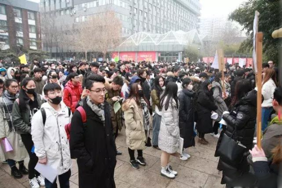 藝考生考場拼殺，家長后方燒錢支援 “培訓老師”月入過萬！