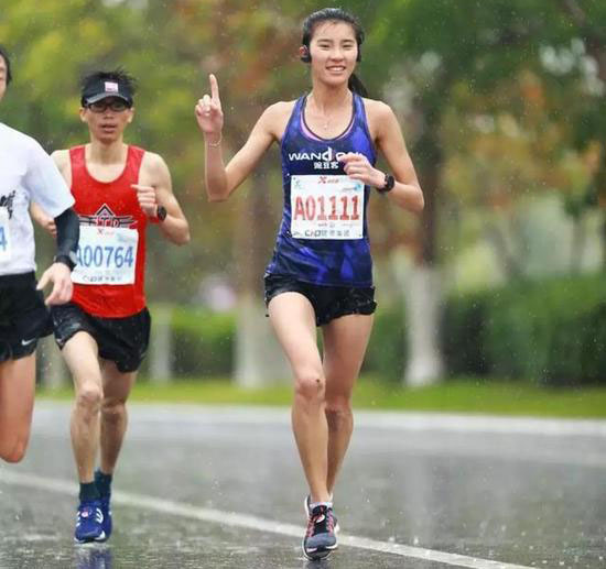 大學(xué)生創(chuàng)業(yè)：女大學(xué)生奪金雞湖半馬冠軍 跑步初衷僅為高考加分