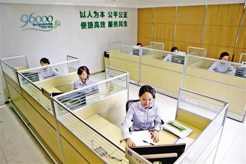 95后女孩誤打誤撞當了殯葬熱線員:每天接60個“死