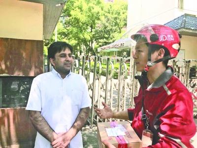青年創業：快遞小哥為留學生送貨練出流利英語 未來還打算考研