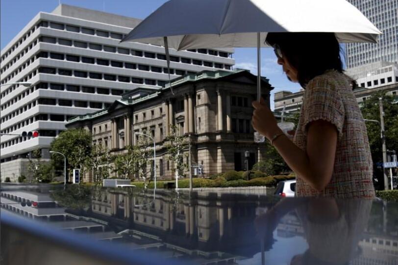 2015年7月，日本東京，一名女子路過日本央行總部門前