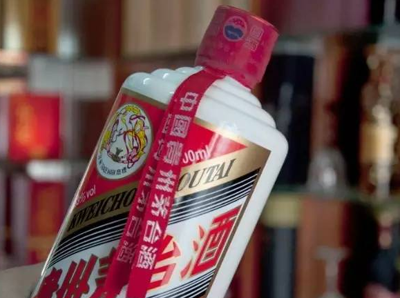 貴州茅臺(tái)：為什么酒瓶子上要掛個(gè)“紅飄帶”？受教了！