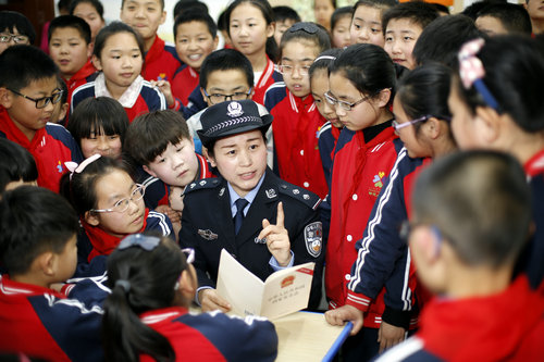 資料圖片:2017年4月14日,衡水市公安局桃城分局何莊派出所民警在衡水市新苑小學為學生們講解國家安全相關知識。新華社記者 朱旭東 攝