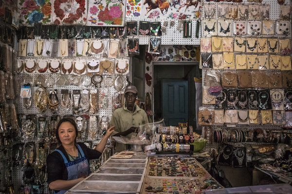 在塞內(nèi)加爾首都達喀爾售賣廉價珠寶的中國店主。（美國《紐約時報》網(wǎng)站）