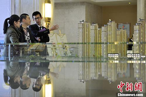 資料圖:置業顧問向民眾推薦商品房戶型。 <a target='_blank' href='http://www.chinanews.com/' _fcksavedurl='http://www.chinanews.com/'></p></table>中新社</a><p>　　記者 韋亮 攝