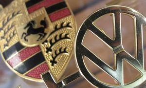 蓋世汽車訊 保時捷汽車控股公司（Porsche Automobil Holding SE）表示，受大眾排放門事件影響，擁有大眾大部分投票份額的Porsche SE可能會受到代表德國公訴人的調查人員的突襲檢查。