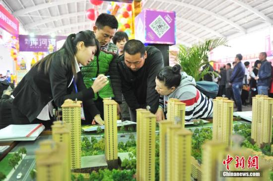 資料圖：民眾選購商品房。孫昊聲 攝