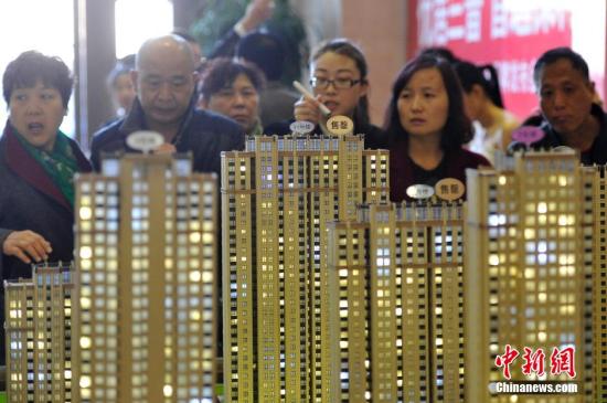 2016年一季度，中國樓市呈現迅速回升態勢。隨著一系列樓市新政出臺，在一線城市樓市行情的帶動下，二線城市太原的開發商推盤量和新盤入市量大大增加，市場活躍度明顯提升。業內人士表示，供應回暖的主要原因，除了受到去庫存調控的影響，另一方面，市場仍然受到剛性需求和首次改善型置業需求的強烈拉動。圖為3月5日，山西太原民眾選購商品房，該樓盤部分戶型已經售罄。 <a target='_blank' href='http://www.chinanews.com/' _fcksavedurl='http://www.chinanews.com/'></p></table>中新社</a><p>　　記者 韋亮 攝