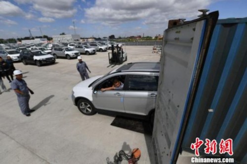 這些整車將通過“長滿歐”班列出口到俄羅斯。　張瑤 攝