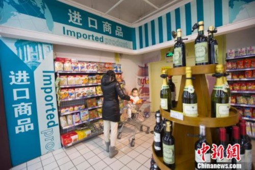 資料圖：山西太原，民眾正在超市選購進口食品。　張云 攝
