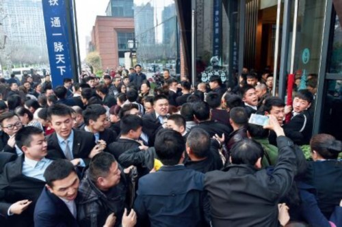 　　2016年3月16日，合肥濱湖一售樓部認籌現場，因為購房人太多，場面一度混亂。因為怕人多，原本下午4 點半結束認籌，結果兩點不到就被保安關上大門不讓進入。