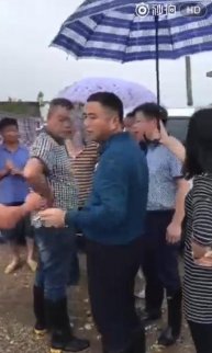 嚴重警告：長沙干部救災時女子幫撐傘嚼檳榔