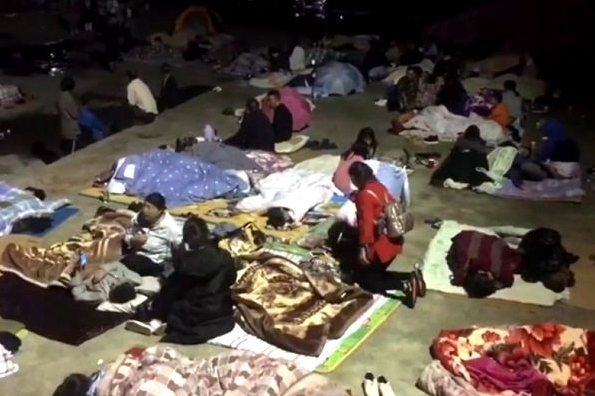 地震發生后，游客只能在空地露宿