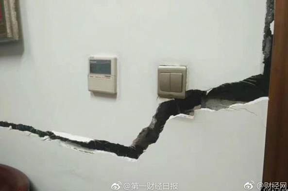地震中房屋墻壁裂開