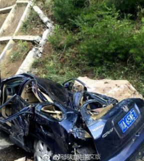 一家人自駕遭石砸中父親遇難前砸碎車窗推出女兒