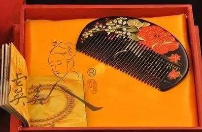 一年賣330萬把梳子賺上億，殘疾富豪譚傳華20年堅守一把梳子 