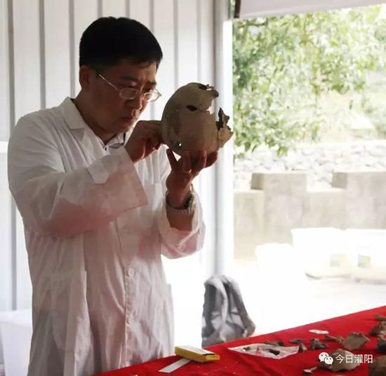 李法軍教授正在仔細粘合遺骸頭骨