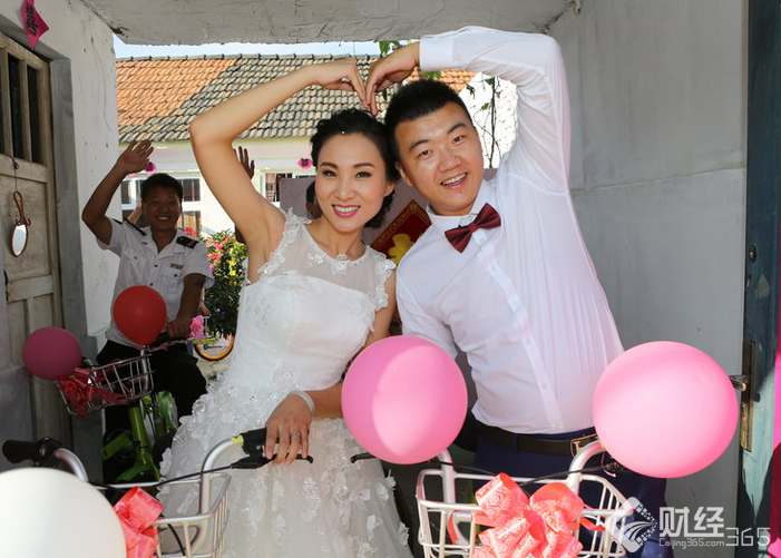 90后夫妻青島結婚　不拼豪車拼幸福