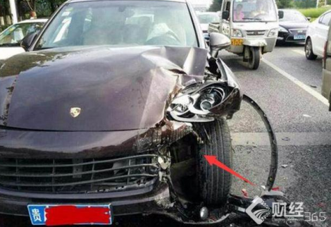 百萬豪車撞上國產吉利 讓車主難以置信的事情發生了