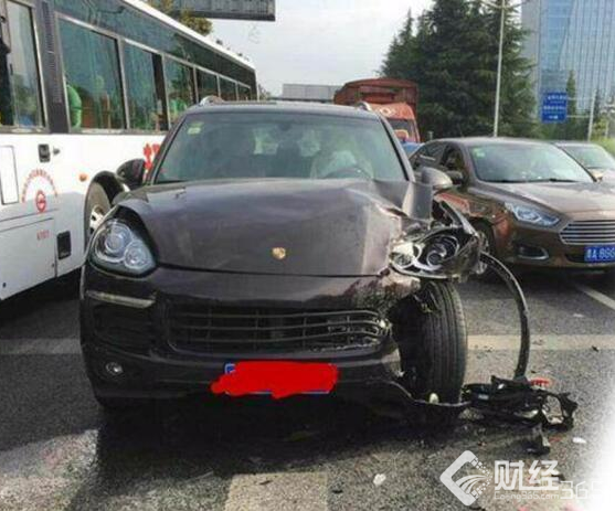 百萬豪車撞上國產吉利 讓車主難以置信的事情發生了