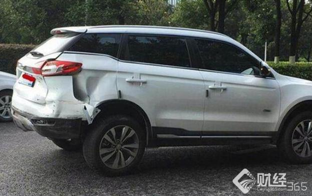百萬豪車撞上國產吉利 讓車主難以置信的事情發生了