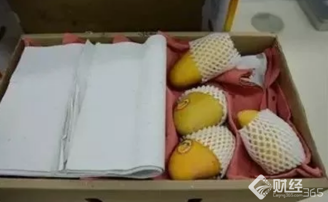 一件25斤的芒果，商家塞進去的紙就有9斤。