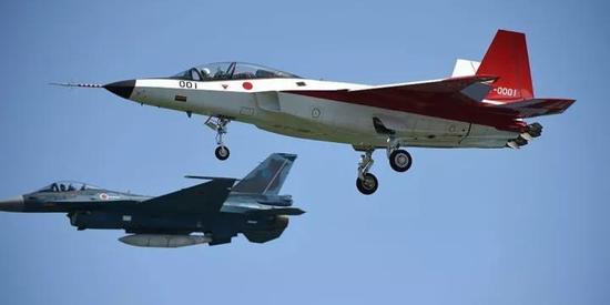 ▲日本X-2“心神”隱身驗證機（近）首飛資料圖