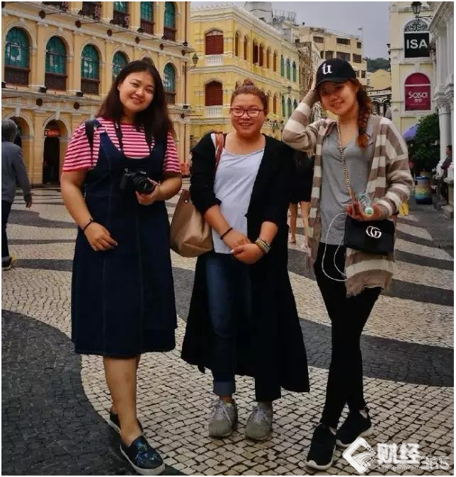 你在看，她在賺 試試衣服，拍拍照 月入萬元尋常事！