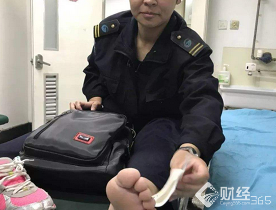 驚險!兩車別停 沒想到私家車卻把女司機拖拽數十米
