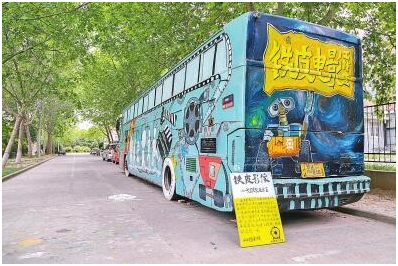 開餐廳，搞攝影 普普通通的大巴車讓他們玩出新花樣！