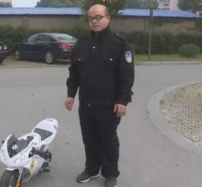 《人民的民義》“碰瓷”了?這款袖珍摩托車卻火了一把!