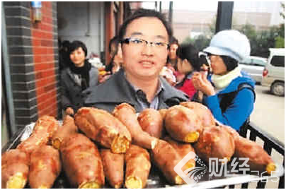 街邊烤紅薯 大爺用上“互聯網+”小伙招起“紅薯郎”