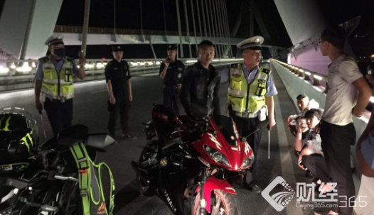 “飆車黨”逼停公交車司機 上演“炫技”比賽