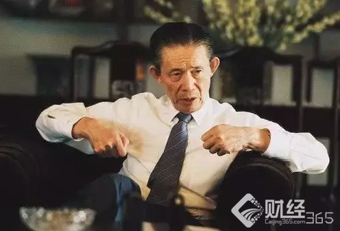 富而不奢！任正非食堂排隊(duì)打飯，董明珠獨(dú)自一人坐火車